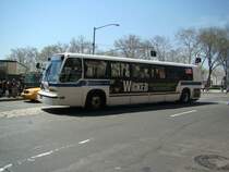Ein GMC-RTS (Rapid Transit Series) an der South Ferry - Staten Island Ferry. Aufgenommen am 18.04.08