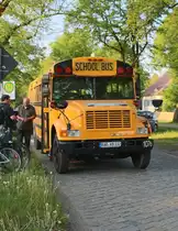 30.4.2014 Hobrechtsfelde. US Schulbus der Firma  Willi Brust  als Shuttle zwischen S-Bf Zepernick und den Festivitäten zur Walpurgisnacht auf dem Gut Hobrechtsfelde.
