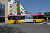 Solaris Bus der Post kurz nach dem Bahnhof Interlaken West. Die Aufnahme stammt vom 16.04.2014.