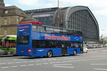 Hamburg Citytours HH-WS 1931, am 28.4.2014 auf Stadtrundfahrt, Kreuzung Steintordamm/Steintorwall am Hauptbahnhof
