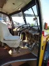 F.B.W., Blick auf den Arbeitsplatz des Chauffeurs im schweizer Oldtimer-Bus, Europatreffen historischer Busse in Sinsheim, April 2014