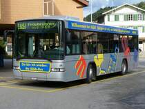 bls ( Busland ) SCANIA Bus Nr.26 BE 122011 mit Teilreklame bei der Haltestelle Neben dem Bahnhof von Hasle-R�egsau am 07.10.2007
