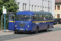 B�ssing Omnibus in Originallackierung der Braunschweigischen Verkehrsbetriebe in den 50er Jahren. Wegen der Farbgebung trugen die Linienbusse im Volksmund den Namen,  Die Blaue Linie . Der Bus wurde vom Verein Br�cke e.V. restauriert und vom Blankenburger Busunternehmen Schwarzenberg betrieben. Hier zum Start zu einer Harzrundfahrt am Busbahnhof in Blankenburg/Harz.