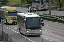 Setra 415 HD Wenger Interlaken (avec en arrière plan Setra 315 HD de la maison associée Dysli Berne) près de Berne avril 2014