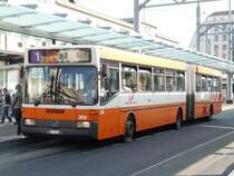 TG Genf - Gelenkbus Mercedes O 405 G  Nr.269 GE 96466 eingeteilt auf der Linie 1 bei der Tram - Haltestelle vor dem Bahnhof in Genf am 07.05.2008