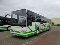 Der PM-E 242, ein MB O 560 Intouro, der auch auf der neuen Burgenlinie 572 (Werbung auf dem Bus) eingesetzt wird, hier in Bad Belzig, Seedoche am 07.05.14