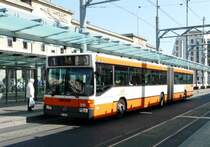 TG Genf - Gelenkbus Mercedes O 405 GN  Nr.219 GE 96804 eingeteilt auf der Linie 1 bei der Tram - Haltestelle vor dem Bahnhof in Genf am 07.05.2008