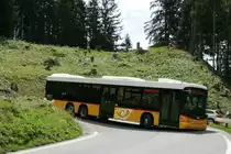 Erst kratzt er mit der Front den Straßenbelag, dann mit dem Heck. Für sehr schmale Kehre benutzt man hier das längste Fahrzeug aus dem Stall. Ein 3-Achser Scania/Hess K360 UB Postauto auf dem Kurs 30.323 Thurnen - Gurnigel - Schwarzenburg kurz unterhalb der Station Schwefelberg Bad; 25.05.2014