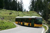 Ein Scania/Hess K360 UB Postauto auf dem Kurs 30.323 Thurnen - Gurnigel - Schwarzenburg kurz unterhalb der Station Schwefelberg Bad; 25.05.2014