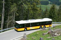 Ein Scania/Hess K360 UB Postauto auf dem Kurs 30.323 Thurnen - Gurnigel - Schwarzenburg kurz unterhalb der Station Schwefelberg Bad; 25.05.2014