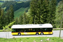 Ein Scania/Hess K360 UB Postauto auf dem Kurs 30.323 Thurnen - Gurnigel - Schwarzenburg kurz unterhalb der Station Schwefelberg Bad; 25.05.2014