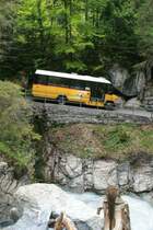 Ein Mercedes Vario 818D Postauto auf dem Kurs 31.220 Griesalp - Kiental - Reichenbach an der Griesschlucht, 25.05.2014