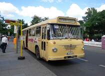 Der historische BVG Wagen 237 vom Typ Büssing E2U 62S (Baujahr 1962) am 24.05.14 auf der ehemaligen Linie 73 (heute M46) nach Britz,Gradestr., hier am Bahnhof Zoo