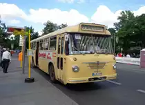 Der historische BVG Wagen 237 vom Typ Büssing E2U 62S (Baujahr 1962) am 24.05.14 auf der ehemaligen Linie 73 (heute M46) nach Britz,Gradestr., hier am Bahnhof Zoo