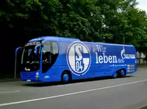 MAN Lion's Coach auf dem Weg Richtung Gelsenkirchen nachdem es für die Schalker A-Junioren einen 0 zu 3 Auswärtssieg zu feiern gab, gegen den Nachwuchs des Wuppertaler SV. Hier ist er zu sehen in der Nähe des Stadion am Zoo in Wuppertal.(25.5.14)