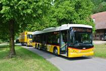 SlowUp Soltohurn/Bucheggberg: Ab Balm bei Messen verkehrt für die Teilnehmer welche nicht die ganze Strecke befahren wollen ein Shuttle Postauto. Der Lastwagen dahinter dient zum Verlad der Velos, 24.05.2014.