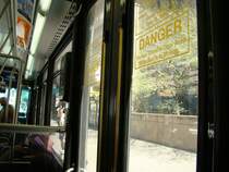 (Bild 1), hier die T�r von innen, sobald das Gr�ne Licht leuchtet (Bild 2)kann man auf den Gleben Streifen (Mitte) dr�cken,dann sollte sich die T�r �ffnen. Aufgenommen am 18.04.08