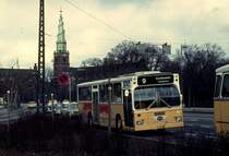 København / Kopenhagen KS Buslinie 9 (Volvo/Aabenraa Karosserifabrik Typ B59 Serie 3, Volvo-Dieselmotor THD100A 220 PS) Christmas Møllers Plads am 3. März 1973. - Im Hintergrund Vor Frelsers Kirke (: Kirche Unseres Erlösers) im Stadtviertel Christianshavn. Die Kirche (das Kirchengebäude) wurde in den Jahren 1682 - 1696 erbaut, während die Turmspitze zwischen 1749 und 1752 errichtet wurde.  