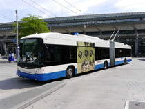 VBL - Hess Trolleybus Nr.212 auf der Linie 4 bei den Bushaltestellen vor dem Bahnhof Luzern am 21.05.2014