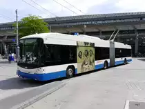 VBL - Hess Trolleybus Nr.212 auf der Linie 4 bei den Bushaltestellen vor dem Bahnhof Luzern am 21.05.2014