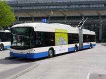 VBL - Hess Trolleybus Nr.221 auf der Linie 4 bei den Bushaltestellen vor dem Bahnhof Luzern am 21.05.2014