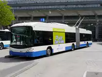 VBL - Hess Trolleybus Nr.221 auf der Linie 4 bei den Bushaltestellen vor dem Bahnhof Luzern am 21.05.2014