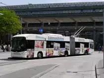 VBL - Hess Trolleybus Nr.224 auf der Linie 4 bei den Bushaltestellen vor dem Bahnhof Luzern am 21.05.2014