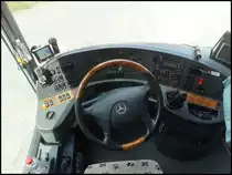 Der Fahrerarbeitsplatz des Mercedes Travego von Becker-Strelitz Reisen aus Deutschland in Ravensbr�ck am 18.06.2013