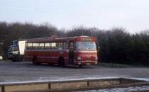 VNJ (Varde-Nørre Nebel Jernbane) Landbuslinie Nørre Nebel - Nymindegab (Leyland-DAB) Bahnhof Nørre Nebel am 24. November 1975.