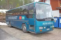 Am 19.5.2014 steht der ältere Ruka Bus ebenfalls abgestellt am Fusse des Rukatunturi an einer Tankstelle.