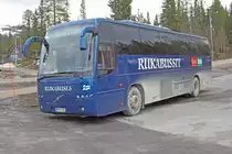 Am 19.5.2014 steht der neue Volvo Ruka Bus abgestellt am Fusse des Rukatunturi neben einer Tankstelle