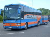 Ein schwedischer VOLVO-Reisebus mit H�nger auf Shopingtour an einem Supermarkt am 21.05.2008 in Bergen/R�gen.