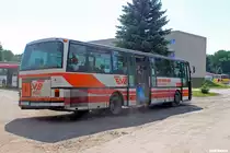 Lehnin, alte Kaserne - ein ehemaliger EVB-Zeven KOM des Typs Setra S215UL bringt nun die Feldarbeiter zur Arbeit.