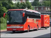Setra 415 GT-HD mit Radanh�nger von Arzt aus Deutschland im Stadthafen Sassnitz am 23.06.2013