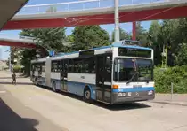 Unter den verbliebenen Ausmusterungskandidaten dreht auch VBZ Nr. 122 (MB O 405 GTZ) immer noch seine Runden. Bucheggplatz, 1.7.2014