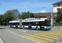 VBZ Nr. 166 (Hess SwTr4 BGT-N2D) am 1.7.2014 kurz vor der Endhaltestelle Triemli (Linie 33).