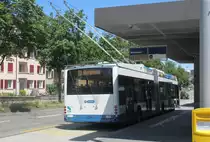 Heckansicht von VBZ Nr. 165 (Hess SwTR4 BGT-N2D) beim Milchbuck am 1.7.2014