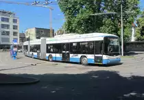 VBZ Nr. 85 (Hess LighTram3 BGGT-N2C) verlässt am 1.7.2014 den Farbhof in Richtung Schlieren.