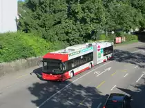 Stadtbus Winterthur Nr. 114 (Hess SwTr3 BGT-N1C) mit Hilfsantrieb auf Dienstfahrt am 1.7.2014 in der Seenerstrasse (ohne Fahrleitung). Planmässig wird in Oberwinterthur ein Frühdienst-Einsatzkurs beendet, abgebügelt und auf kürzestem Weg ins Depot zurückgefahren. 