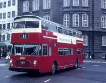 København / Kopenhagen KS Buslinie 14 (Leyland-Doppeldeckerautobus, von den Verkehrsbetrieben in Stockholm geliehen) Nørre Voldgade / DSB-Bf Nørreport am 25. April 1970.