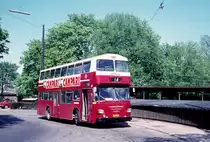 København / Kopenhagen KS: Die Kopenhagener Strassenbahnen liehen 1970 in Verbindung mit der Umstellung der Strassenbahnlinien auf Dieselbusbetrieb zwei Doppeldeckerautobusse von den Stockholmer Verkehrsbetrieben, SL, um herauszufinden, ob diese Busse im Kopenhagener Verkehr geeignet sein würden. - Der eine Bus war von Leyland hergestellt worden, der andere war ein Büssing-Bus. - Die beiden Busse fuhren auf der Buslinie 14. Auf dem Foto vom Mai 1970 hält der Bussing-Bus am S-Bahnhof Svanemøllen, der Endstelle der Buslinie.  