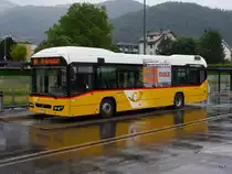 Postauto - Volvo 7700 Hybrid bei den Bushaltestellen beim Bahnhof Aigle am 20.07.2014