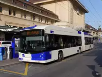 TL Lausanne - Trolleybus Nr.870 bei den Bushaltestellen vor dem Bahnhof in Lausanne am 27.07.2014