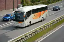 Dieser Bus aus Estland (3948 HWD) auf der Schnellstraße in Potsdam am 07.07.2014.