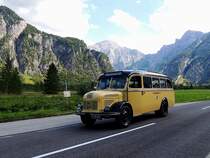 STEYR380a, der alte Postbus(PT-38095, Bj. Mitte 1950; mit 25Sitz-, und 4Stehplätzen passiert mit dem berühmten Dreiton-Signalhorn die Haltestelle Almsee GH Deutsches-Haus; 140809