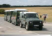 Mit einem sehr ungewöhnlichen Pendelbus kann man das Steinmonument  Stonehenge  in England besuchen. Ein Landrover Defender zieht kleine Anhänger die dem Design des Zugfahrzeuges angepasst sind. In den geräumigen Hängern geht es dann im gemächlichen Tempo vom Parkplatz zu den Steinen, oder wieder zurück... Aufgenommen am 6. August 2014. 