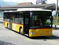 Postauto - Mercedes Citaro BE 6140544 bei der Haltestelle vor dem Bahnhof in Interlaken West am 24.05.2008