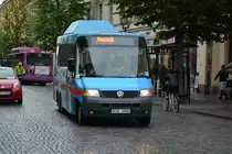 Ein Kleinbus von VW (BLK 998) ist im Stadtkern von Örebro unterwegs. Aufgenommen am 08.09.2014.