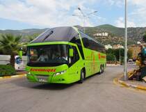 Neoplan Starliner II Özemniyet in Busbahnhof Alanya / Türkei am 19.09.3014.