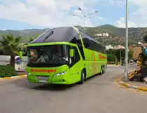 Neoplan Starliner II Özemniyet in Busbahnhof Alanya / Türkei am 19.09.3014.